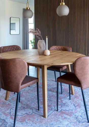 HOUSE NORDIC Metz og Pisa spisebordsett, 1 spisebord, 4 spisestoler - brun PU/naturlig eik