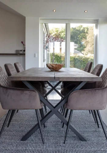 HOUSE NORDIC Toulon og Harbo spisebordsett, 1 spisebord, 6 spisestoler - lys brun flyel/brun eik