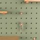 ZUIVER Bundy Pegboard organiser - grnt jern og bambus tre