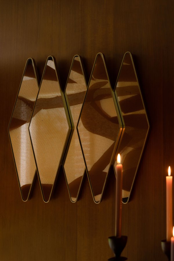 DUTCHBONE Kyoko veggspeil, diamantformet - speilglass og messingjern (70x77)