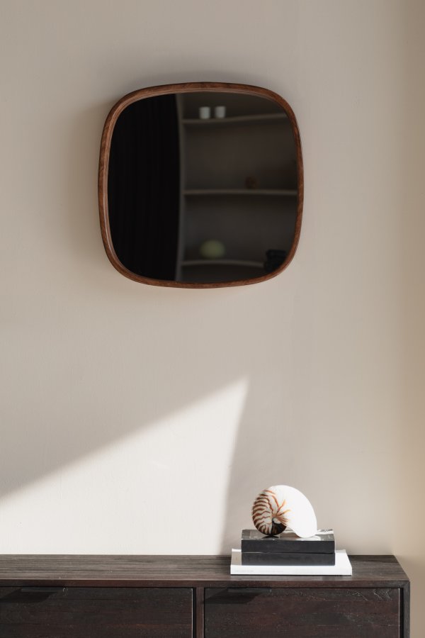 WHITE LABEL LIVING Nyko veggspeil, firkantet - speilglass og brunt gummitre (50x50)