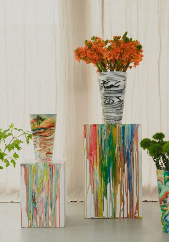 ZUIVER Konisk vase S, rund - hvit og sort harpiks