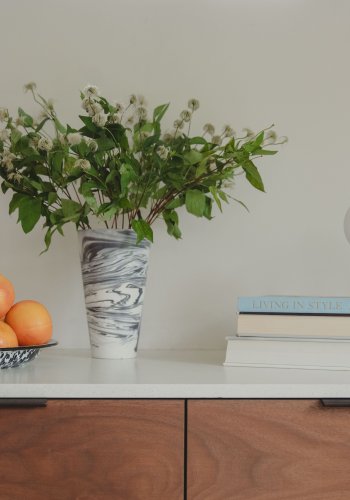 ZUIVER Konisk vase S, rund - hvit og sort harpiks