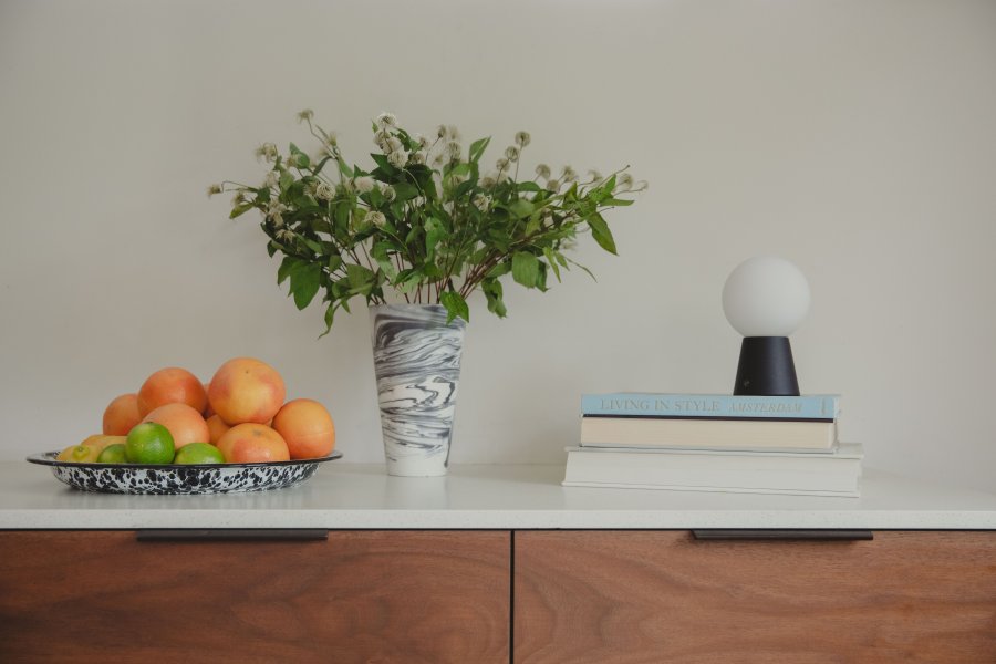 ZUIVER Konisk vase S, rund - hvit og sort harpiks