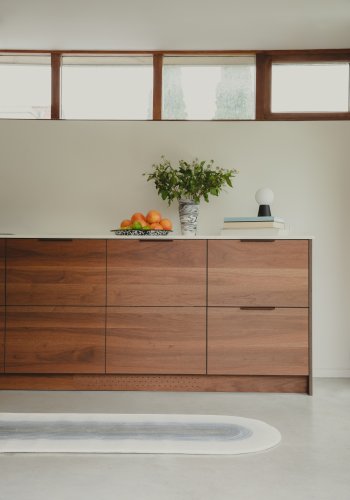 ZUIVER Konisk vase S, rund - hvit og sort harpiks