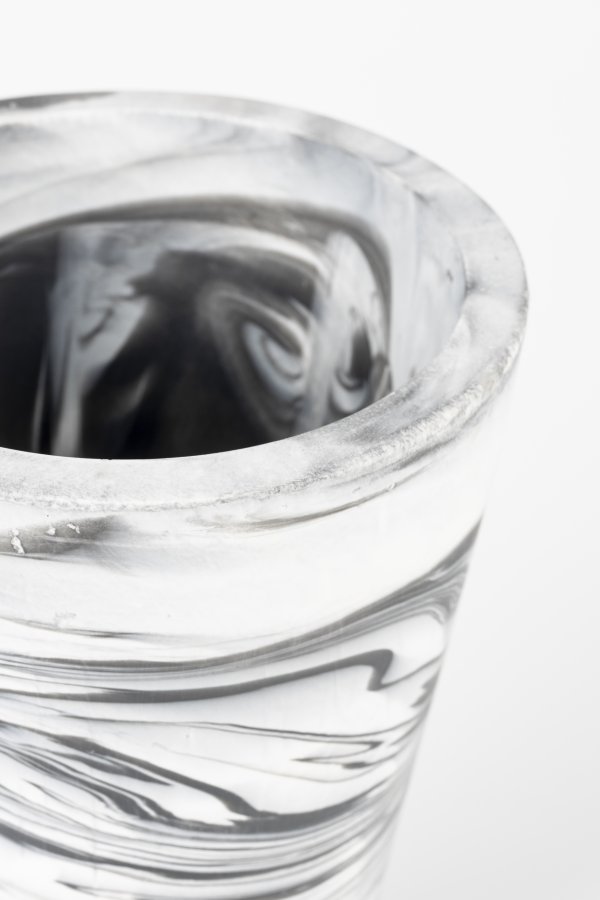 ZUIVER Konisk vase M, rund - hvit og sort harpiks