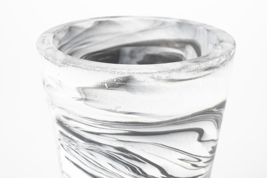 ZUIVER Konisk vase M, rund - hvit og sort harpiks