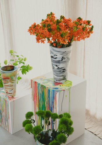 ZUIVER Konisk vase M, rund - hvit og sort harpiks