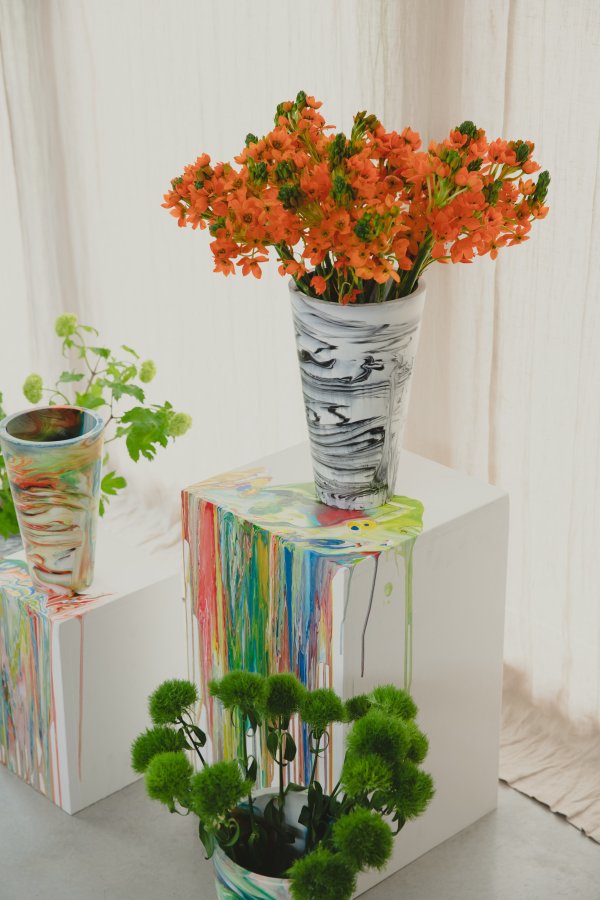 ZUIVER Konisk vase M, rund - hvit og sort harpiks