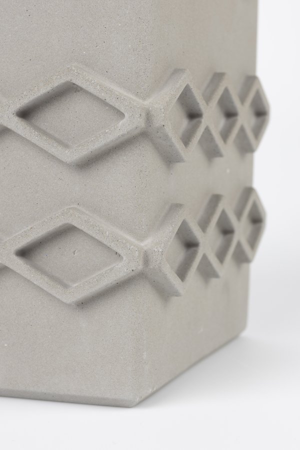 ZUIVER Grafisk vase, firkantet - gr betong