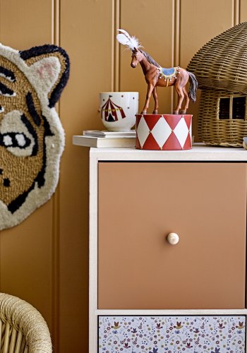 BLOOMINGVILLE MINI Calle Bücherregal, mit Schubladen – natürliches Mahagoni und Kiefer