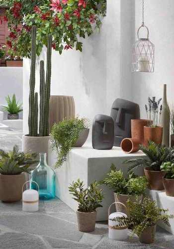 KAVE HOME rund Janvir LED bordlampe - hvit plast og naturlig tre