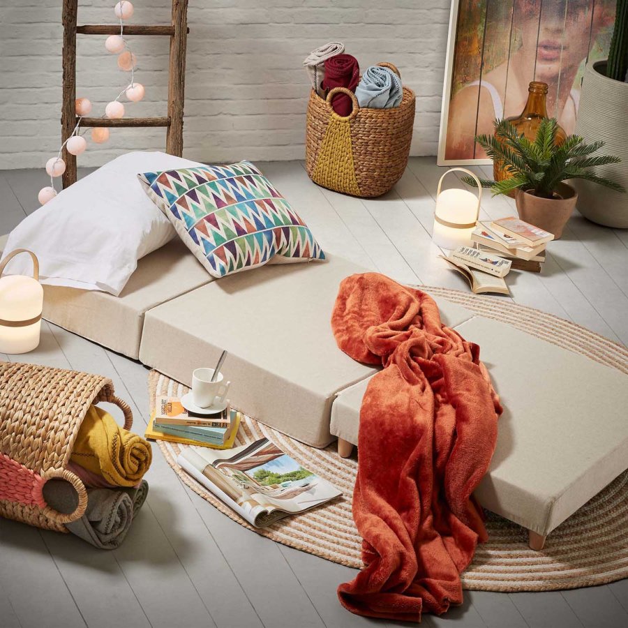 KAVE HOME rund Janvir LED bordlampe - hvit plast og naturlig tre