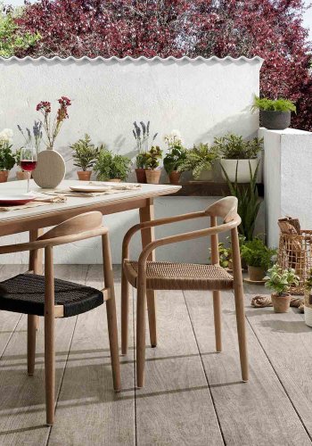 KAVE HOME Glynis hagestol med armlener - beige tau og naturlig eukalyptustre