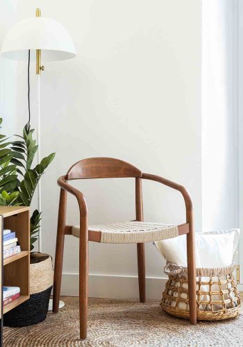 KAVE HOME Beige Glynis spisebordstol, med armlener - eukalyptus tre