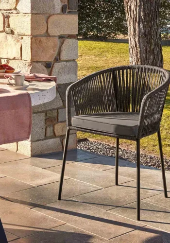 KAVE HOME Sort Yanet hagestol, med armlener og stoffpute - stl 