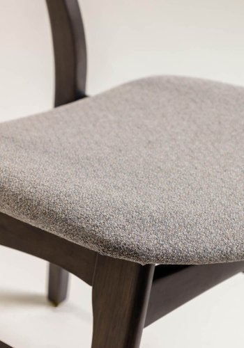 KAVE HOME Selia matbordsstol - ljusgr�tt tyg, m&ouml;rkbrunt askfan&eacute;r och gummitr&auml;