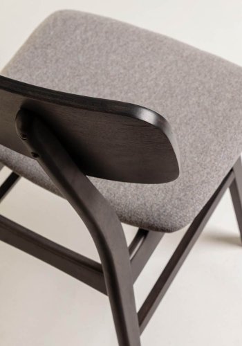 KAVE HOME Selia matbordsstol - ljusgr�tt tyg, m&ouml;rkbrunt askfan&eacute;r och gummitr&auml;