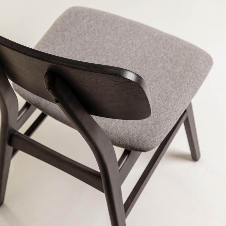 KAVE HOME Selia matbordsstol - ljusgr�tt tyg, m&ouml;rkbrunt askfan&eacute;r och gummitr&auml;