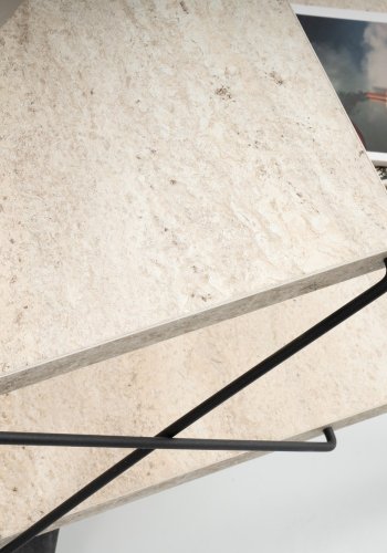 FUNZI LIVING Kryss nattbord, med bunnhylle - travertin melamin og svart bk (50x40)