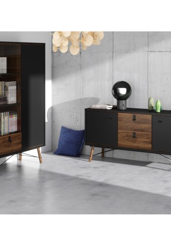 TVILUM Ry vitrineskap, m. 2 drer og 1 skuff - glass, valntt/sort folie og tre