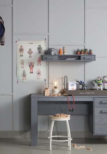 TRE Dennis skrivebord, m. 1 dr, 1 hylle og 1 skuff - stlgr furu (141x59)