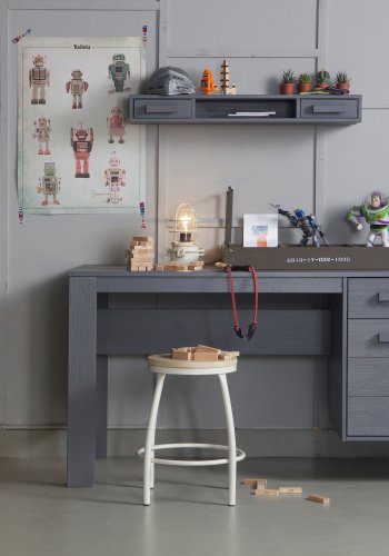 TRE Dennis skrivebord, m. 1 dr, 1 hylle og 1 skuff - stlgr furu (141x59)