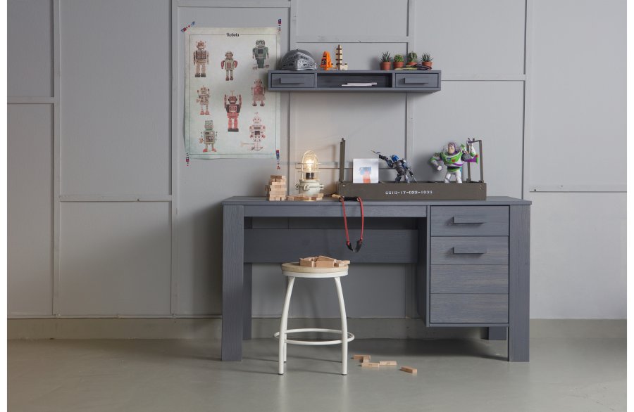 TRE Dennis skrivebord, m. 1 dr, 1 hylle og 1 skuff - stlgr furu (141x59)