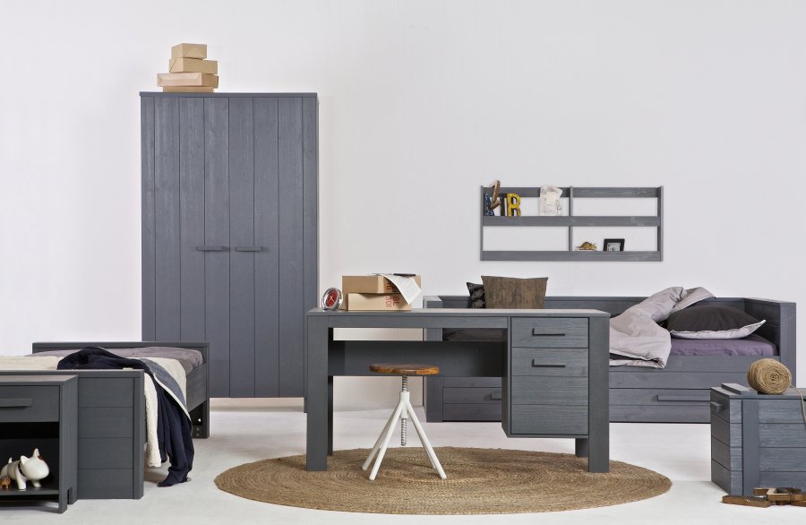 WOOOD Dennis garderobe for barn, m. 2 drer, 4 hyller og en hengestang - stlgr furu