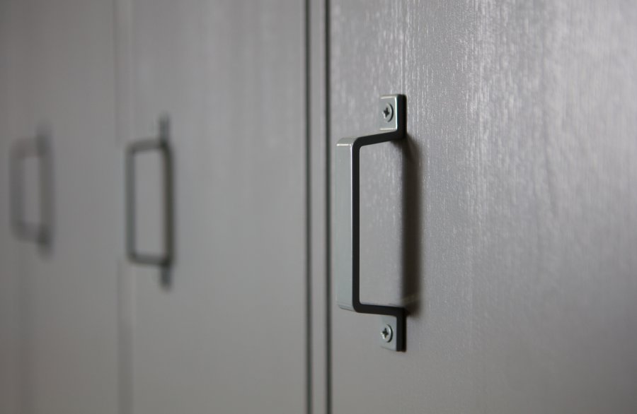 WOOOD Stijn Garderobeskap, m. 2 drer og 8 hyller - stlgr furu