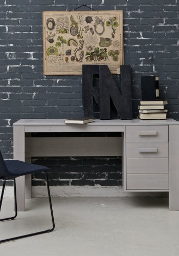 TRE Dennis skrivebord, m. 1 dr, 1 hylle og 1 skuff - betonggr furu (141x59)