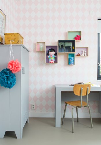 TRE Dennis skrivebord, m. 1 dr, 1 hylle og 1 skuff - betonggr furu (141x59)