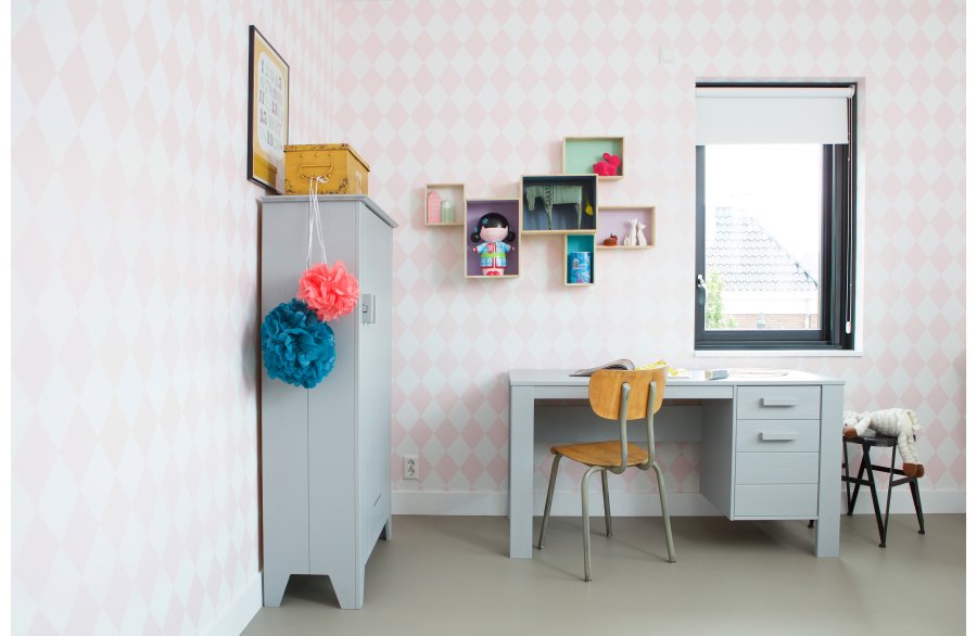 TRE Dennis skrivebord, m. 1 dr, 1 hylle og 1 skuff - betonggr furu (141x59)