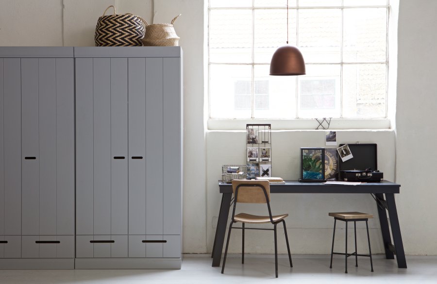 WOOOD Connect garderobe, m. 2 drer, 1 hylle, 1 hengestang og 2 skuffer - betonggr furu