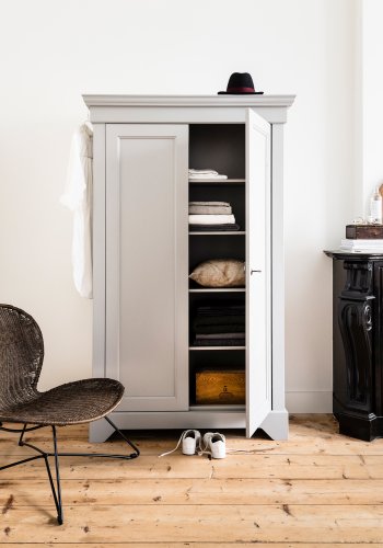 TRE Isabel-skap, m. 2 drer og 4 hyller - betonggr furu og melamin