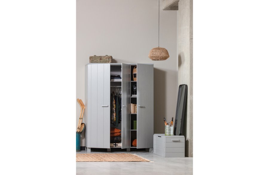 WOOOD Dennis garderobe for barn, m. 3 drer, 5 hyller og 1 hengerstang - betonggr furu