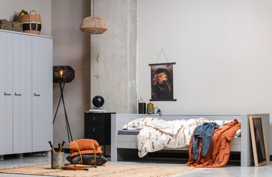 WOOOD Dennis garderobe for barn, m. 3 drer, 5 hyller og 1 hengerstang - betonggr furu