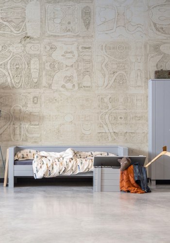 WOOOD Dennis garderobe for barn, m. 3 drer, 5 hyller og 1 hengerstang - betonggr furu