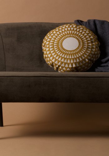 TRE Sara liten sofa - lakkgrnn polyesterflyel og tre