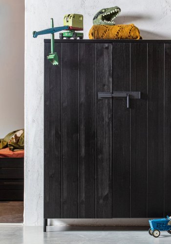 TRE Bruut skap, m. 2 drer og 3 hyller - sort furu og metall