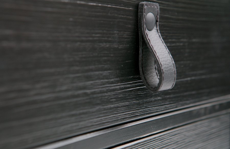 TRE Zola nattbord, m. 1 dr og 1 skuff - svart tre og metall (40x35)