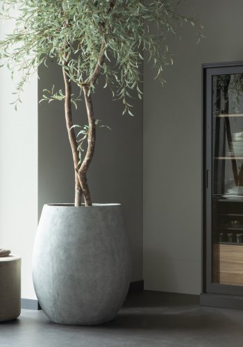 WOOOD James vitrineskap, m. 4 skyvedrer - glass, sort furu og valntt trykk