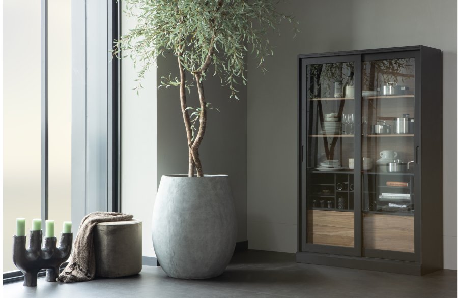 WOOOD James vitrineskap, m. 4 skyvedrer - glass, sort furu og valntt trykk