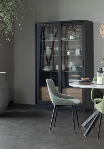 WOOOD James vitrineskap, m. 4 skyvedrer - glass, sort furu og valntt trykk