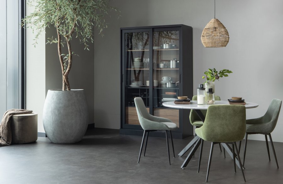 WOOOD James vitrineskap, m. 4 skyvedrer - glass, sort furu og valntt trykk