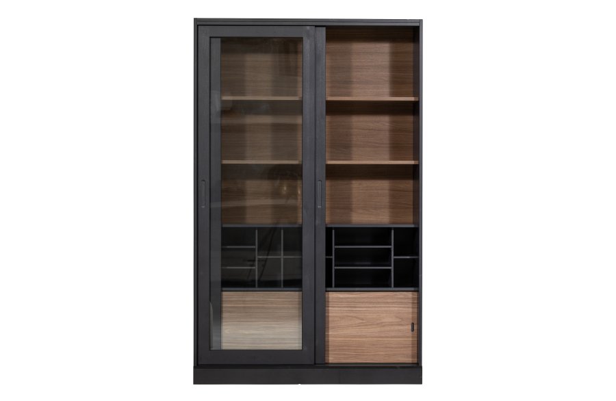 WOOOD James vitrineskap, m. 4 skyvedrer - glass, sort furu og valntt trykk