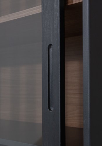 WOOOD James vitrineskap, m. 4 skyvedrer - glass, sort furu og valntt trykk