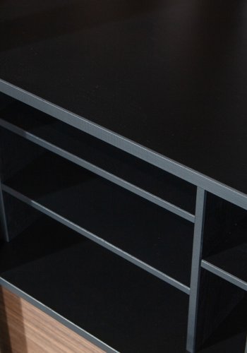 WOOOD James vitrineskap, m. 4 skyvedrer - glass, sort furu og valntt trykk