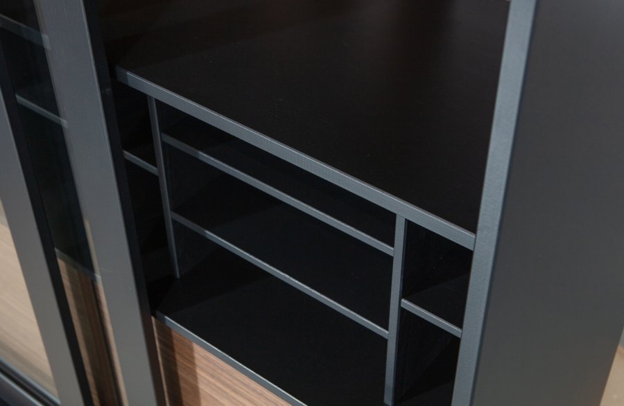 WOOOD James vitrineskap, m. 4 skyvedrer - glass, sort furu og valntt trykk