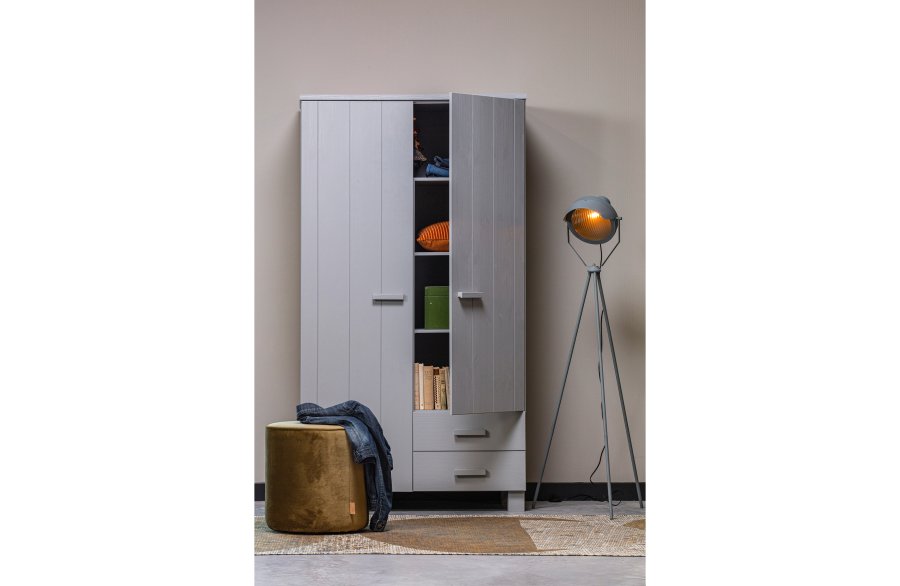 WOOOD Dennis garderobe, m. 2 drer, 3 hyller og 2 skuffer - betonggr furu og melamin